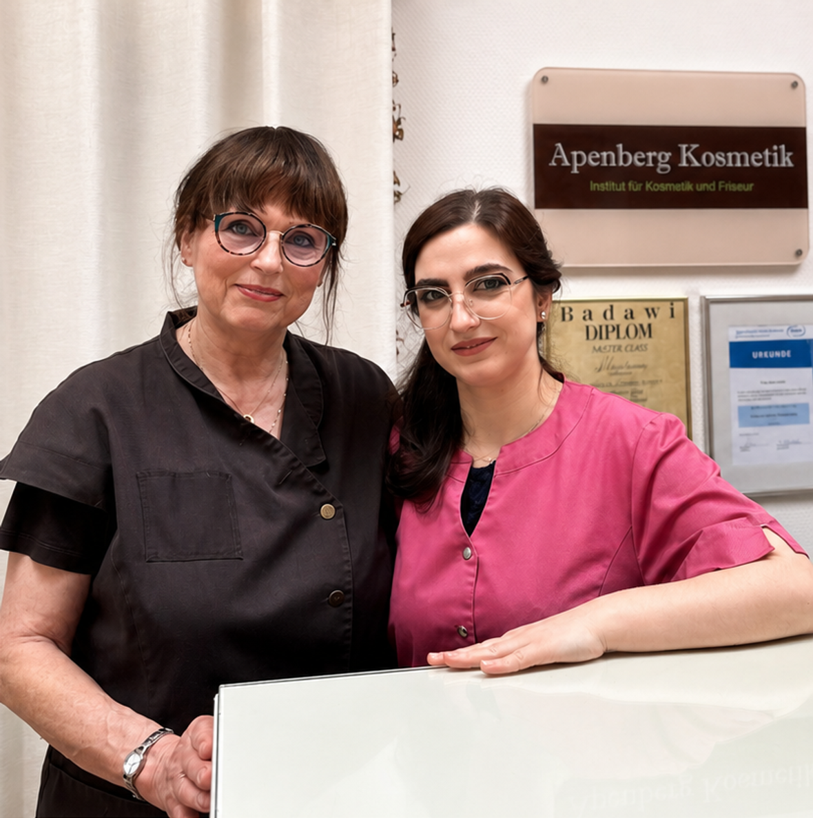 Angelika Apenberg-Brechelt und eine Mitarbeiterin am Empfang von Apenberg Kosmetik in Göttingen