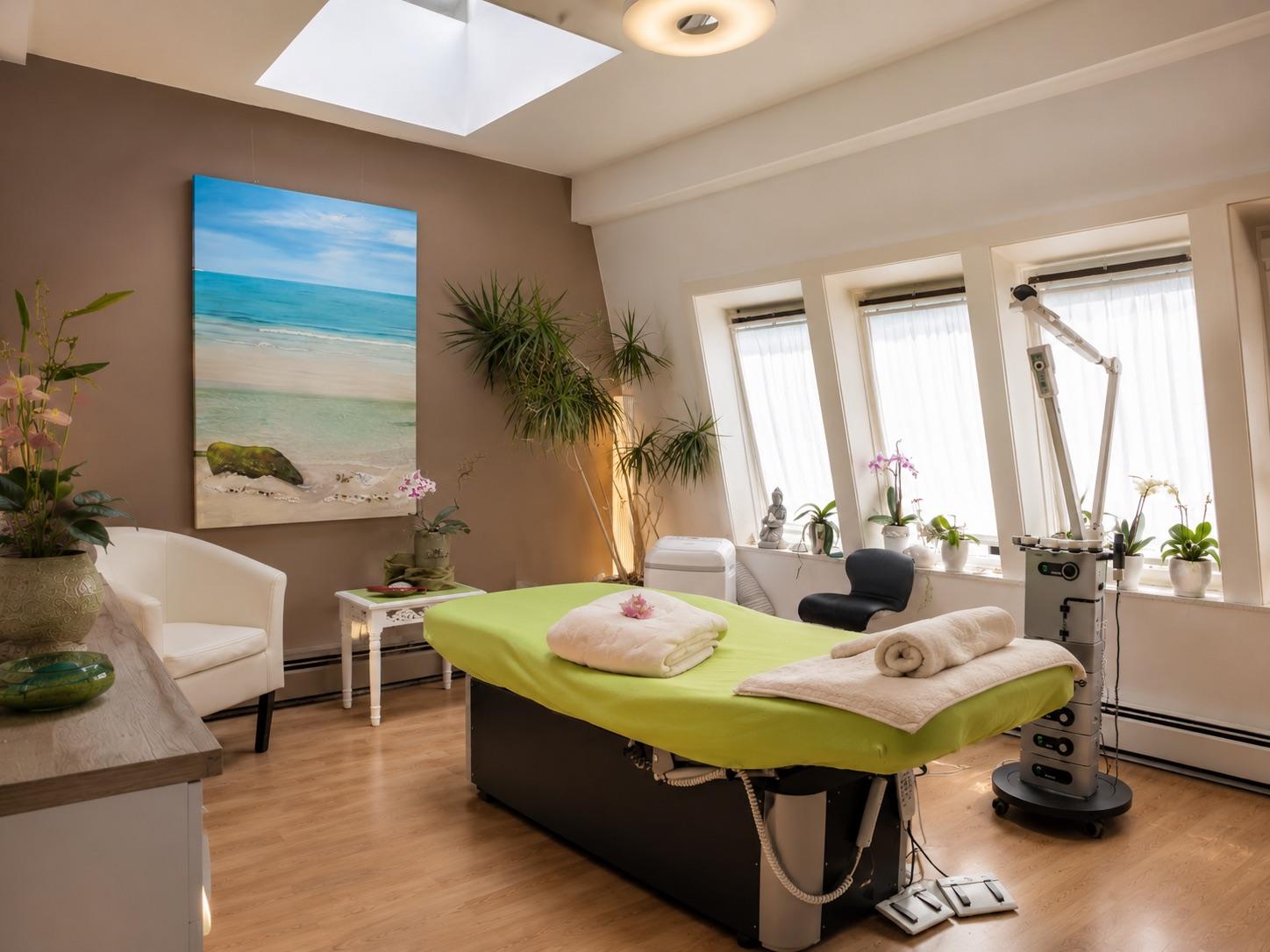 Heller Behandlungsraum unseres Studios von Apenberg Kosmetik mit Oberlicht, Behandlungsliege und viel Tageslicht